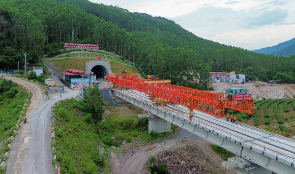 9688策略宝 中铁上海局五公司柳梧铁路4标项目T梁架设任务完成