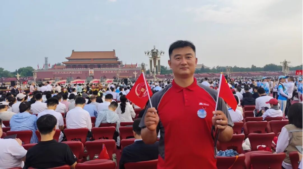 盘配资 自豪、骄傲，多名京东小哥受邀登上阅兵观礼台