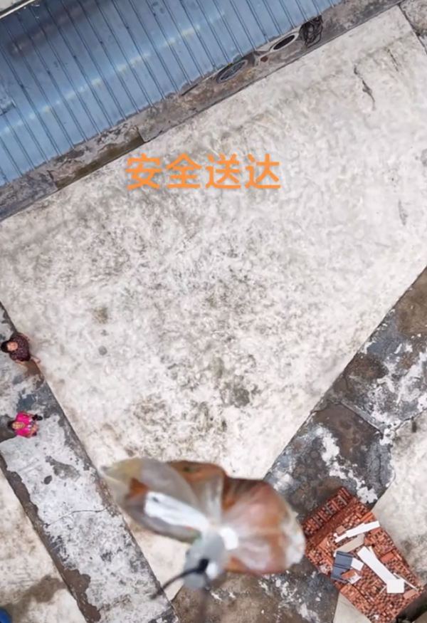 牛8配资 男子用无人机给95岁的外婆送坨子肉