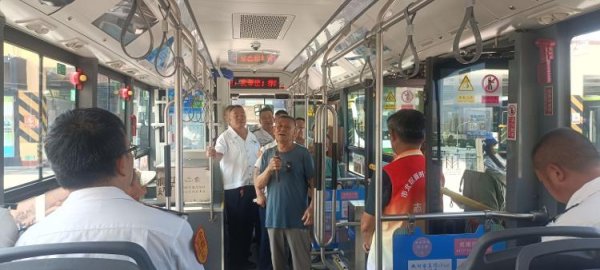 银丰配资 邀请市民共话“湖岛记忆” 青岛这辆公交车成新晋打卡地