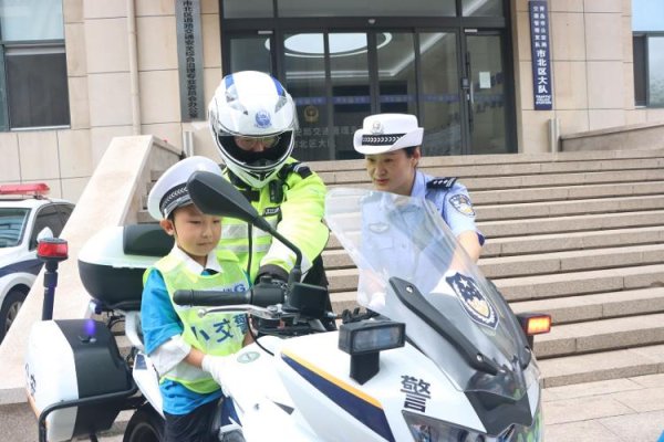 倍加网 文明交通 携手共创！青岛交警开展“小手拉大手 共筑平安行”警营开放日暨文明交通宣传活动