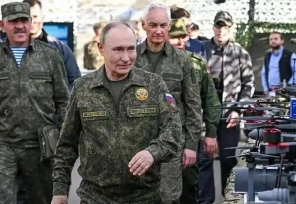 财富e99 普京一身军装，空降军演现场，在10万大军面前把玩起了手枪